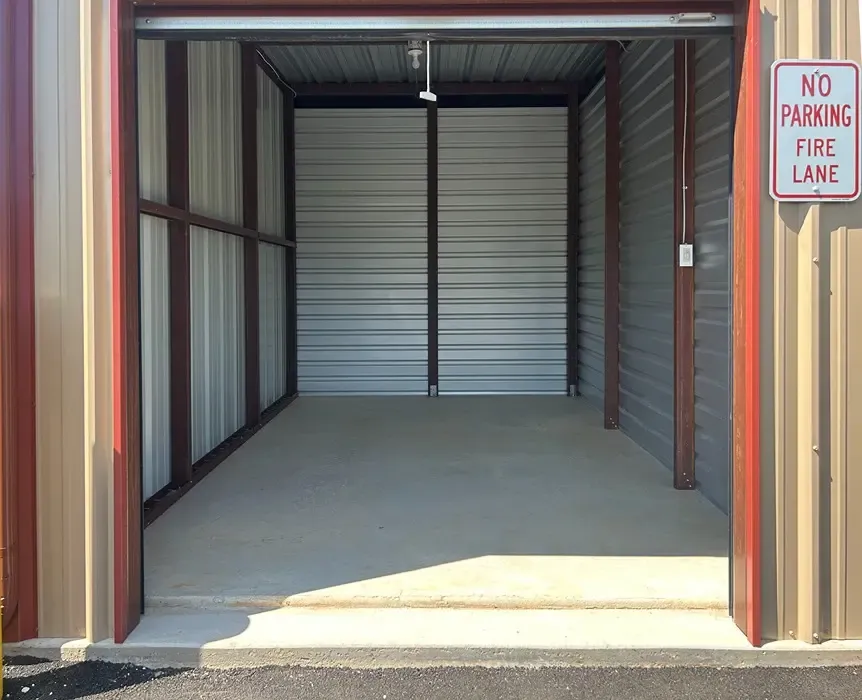 storage unit with roll up door