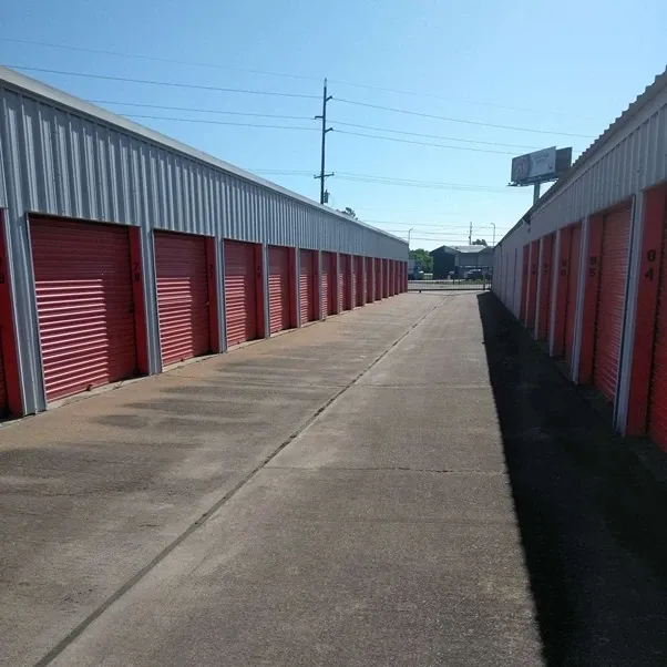 outdoor self storage units with roll up doors