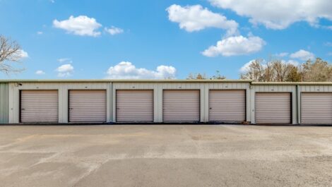 outdoor self storage units with drive up