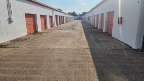 Clear Lake Storage drive up storage