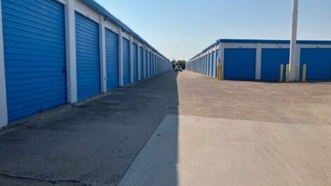 Right Move Storage - Ft. Worth Northwest, wide lanes to drive up access storage