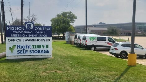 Right Move Storage - Royal Oaks sign